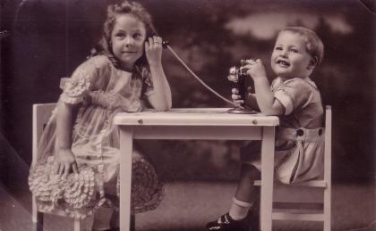 girls-on-the-phone3